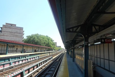 The Middletown Road elevated 6 train station, circa 2016.