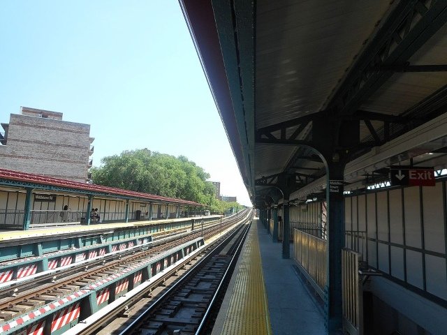 The Middletown Road elevated 6 train station, circa 2016.