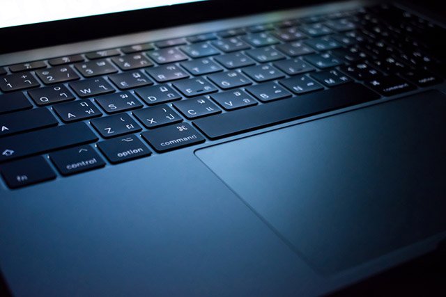 2018_08_darkkeyboard.jpg