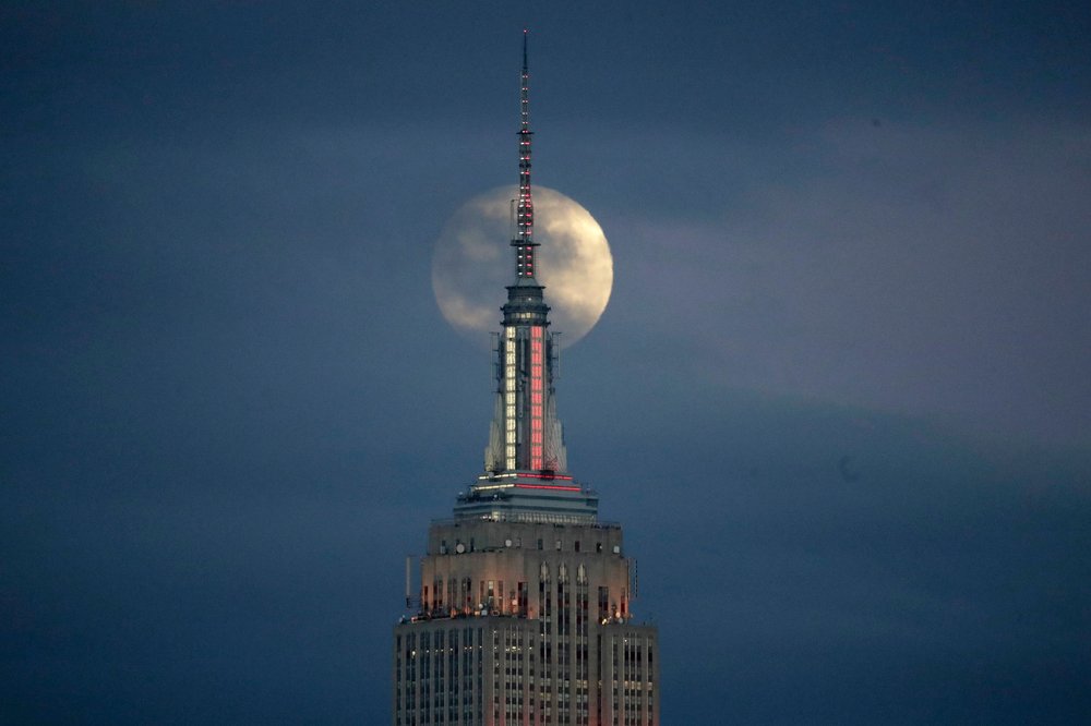 4a2d789ccshutterstock_10069370b-jpg.jpeg The moon at the waning gibbous stage, from Jersey City (Julio Cortez/AP/Shutterstock)