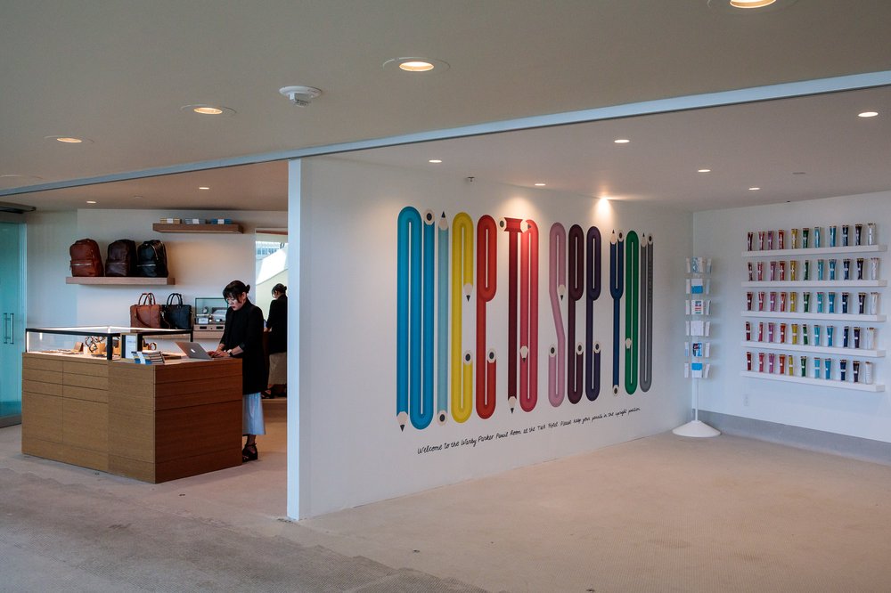 5fbac7c6etwaterminal-todseelie-69-jpg.jpeg The pencil store does NOT fit the decor!<br/>