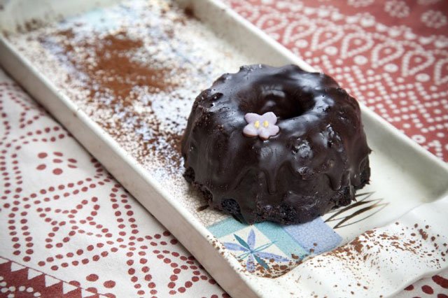 7cinnsnail1011.jpg Chocolate ganache bundt