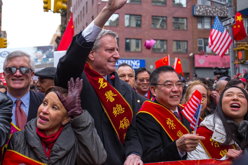 92ca6ea35lunarsun-18-jpg.jpeg Mayor Bill de Blasio waves to crowds<br>
