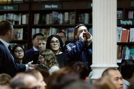Andy Ratto heckling Howard Schultz at Barnes & Noble on January 28, 2019