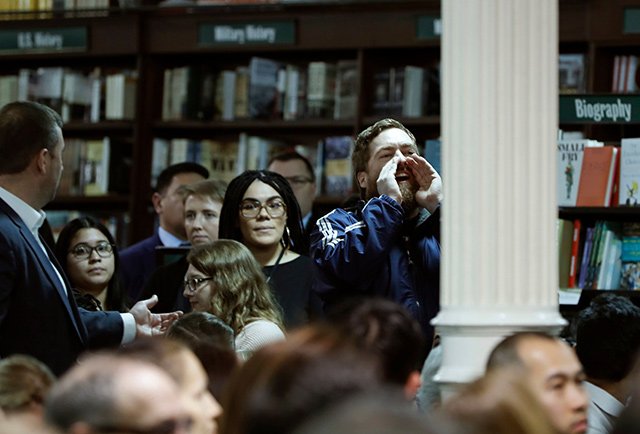 Andy Ratto heckling Howard Schultz at Barnes & Noble on January 28, 2019