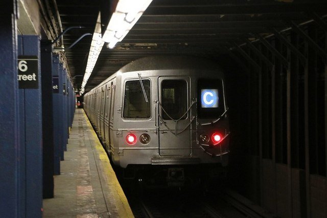 An R46 model C train