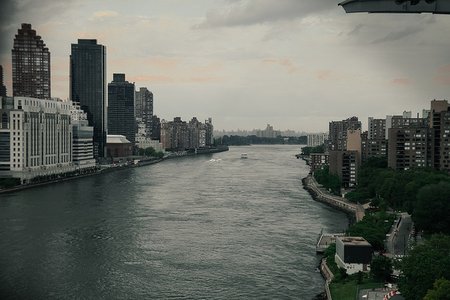 East River between Manhattan and Roosevelt Island.