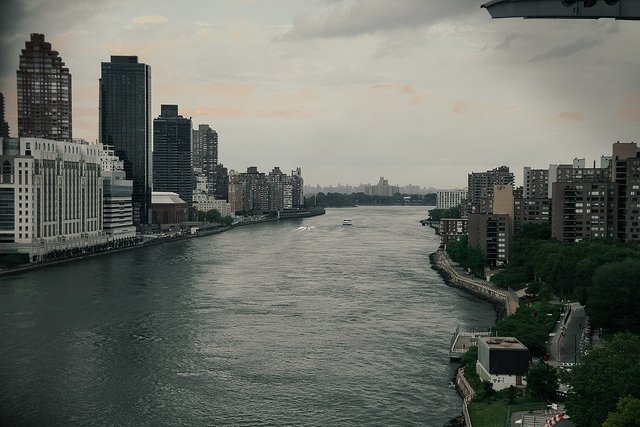 East River between Manhattan and Roosevelt Island.