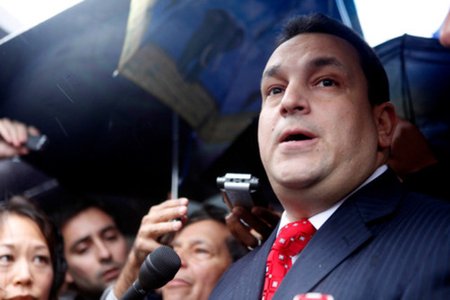 Hiram Monserrate leaving a Queens courthouse in 2009