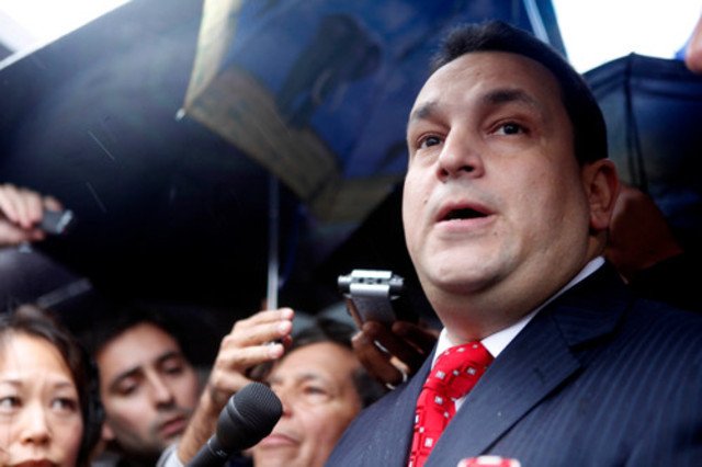 Hiram Monserrate leaving a Queens courthouse in 2009