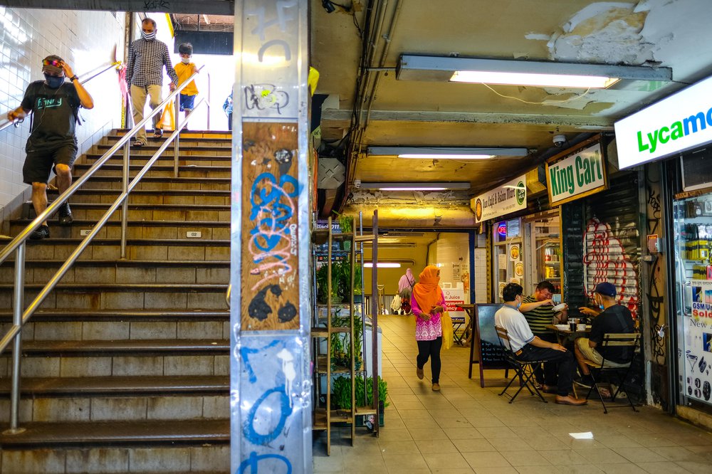 Yun Cafe The subway station steps